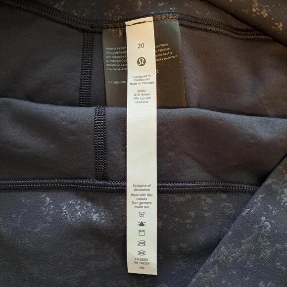 Lululemon 𝗔𝗹𝗶𝗴𝗻 𝗛𝗥 𝗖𝗿𝗼𝗽 𝟮𝟭" -20-𝗦𝗽𝗲𝗰𝗸𝗹𝗲 𝗘𝗺𝗯𝗼𝘀𝘀 Blk NWT - Picture 6 of 8